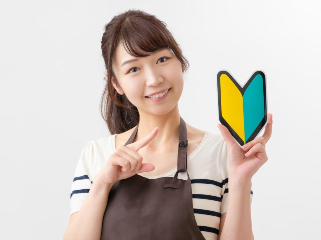 初心者マークをもった女性の写真