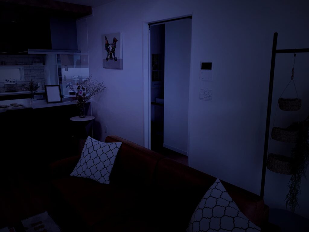 停電中のリビングの写真