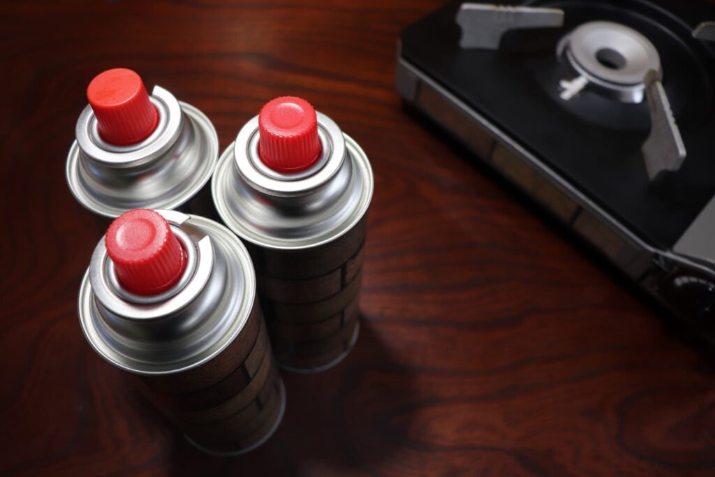 カセットコンロとガスボンベの写真