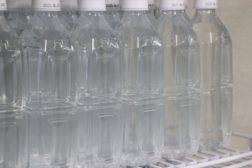 水のペットボトルの写真