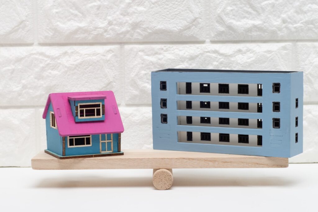 マンションと戸建ての写真