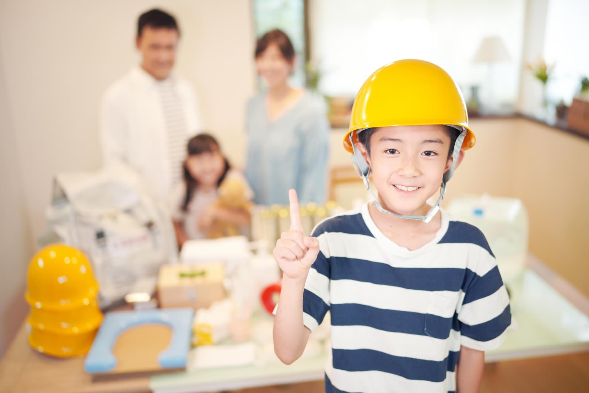 男の子が黄色いヘルメットをかぶっている写真