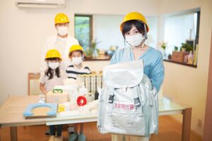 女性が防災袋を持っている写真